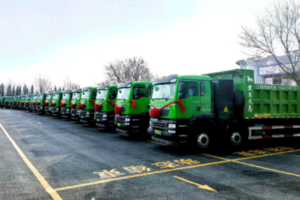 中國(guó)重汽新能源重卡南北兩地齊交付，共筑綠色運(yùn)輸新生態(tài)！