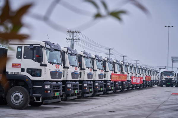 首季開(kāi)門(mén)紅丨中國(guó)重汽豪沃重卡批量交付，賦能全場(chǎng)景運(yùn)輸高質(zhì)量發(fā)展