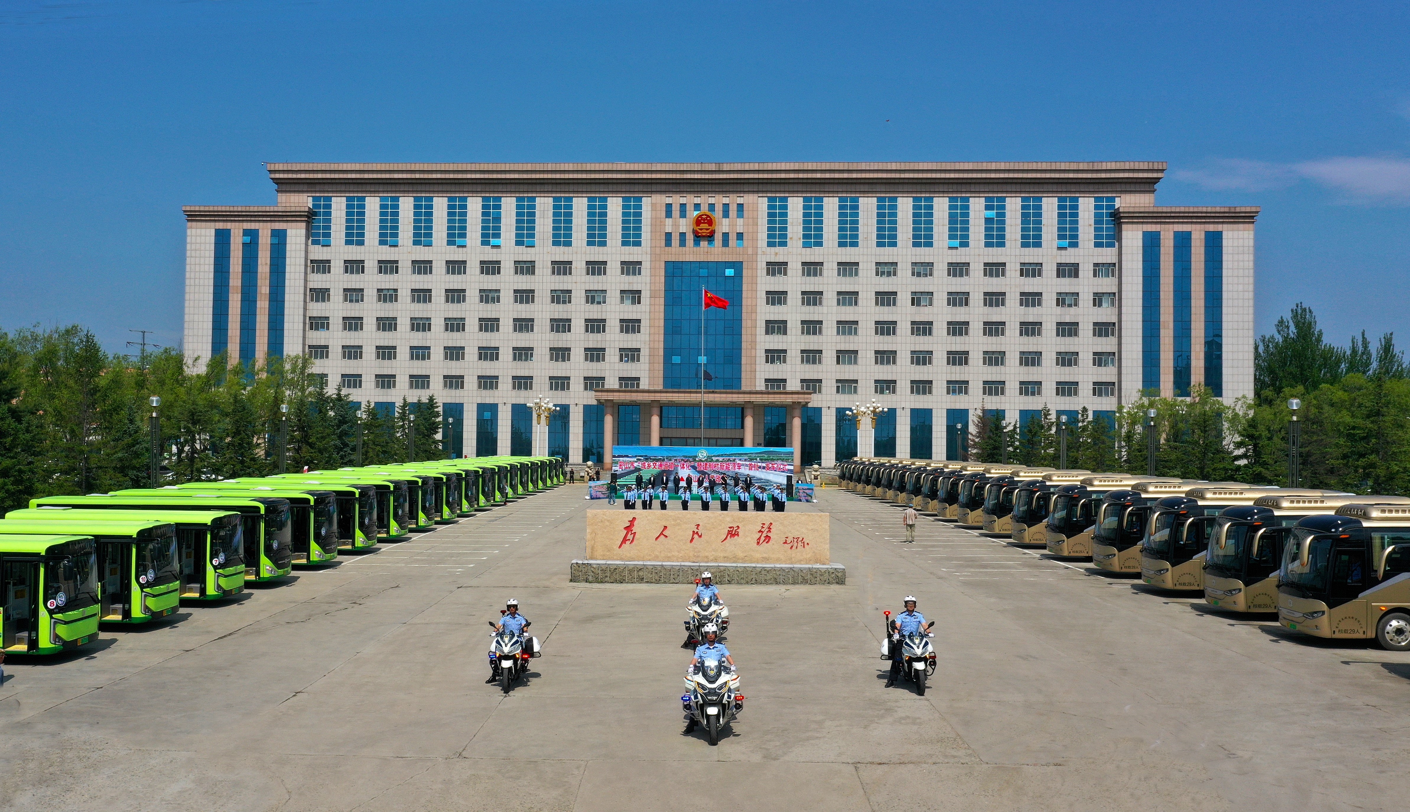 鄉(xiāng)村振興“綠色車輪”！山東重工中通新能源客車串起密山城鄉(xiāng)“幸福線”